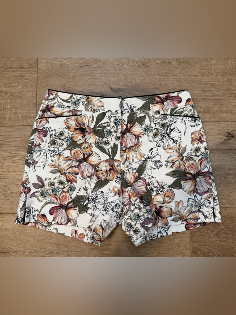 White House Black Market “the 5” short”